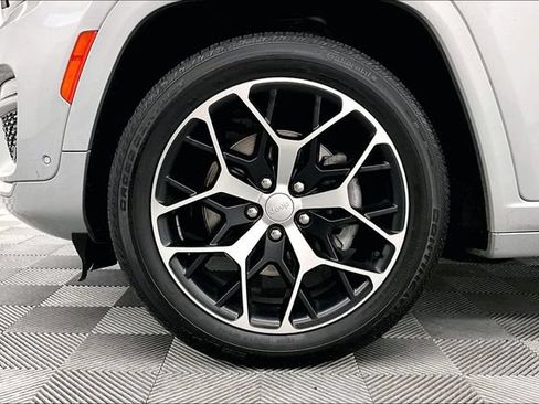 Used 2022 Jeep Grand Cherokee Summit AWD/4WD image 10