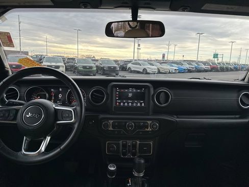 Used 2018 Jeep Wrangler Unlimited Sahara image 11