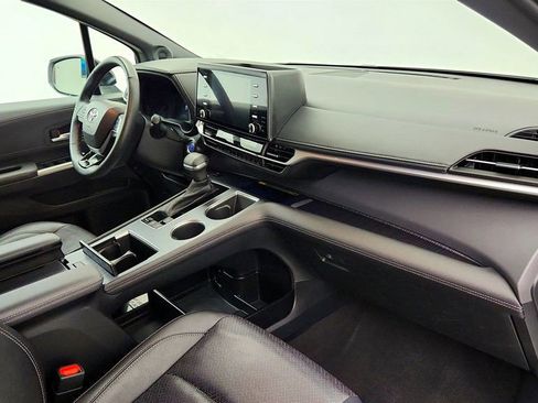Used 2023 Toyota Sienna XSE AWD/4WD image 27
