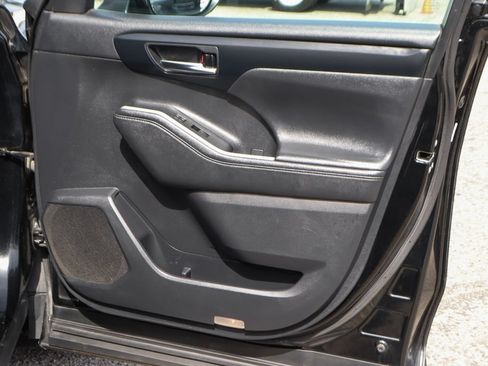 Used 2021 Toyota Highlander XLE AWD/4WD image 42