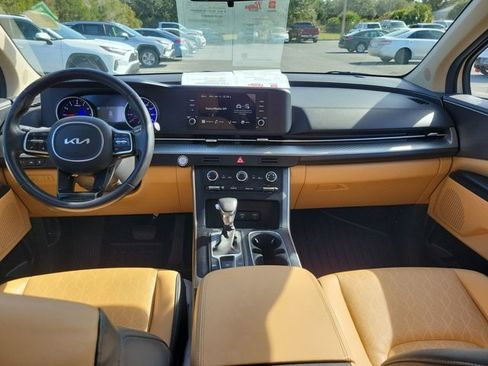 Used 2024 Kia Carnival LX image 2