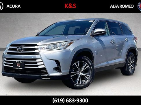 Used 2019 Toyota Highlander LE w/ Carpet Mat Package (TMS) FWD image 1