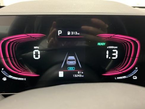 Used 2024 Kia Niro EX Touring FWD image 17