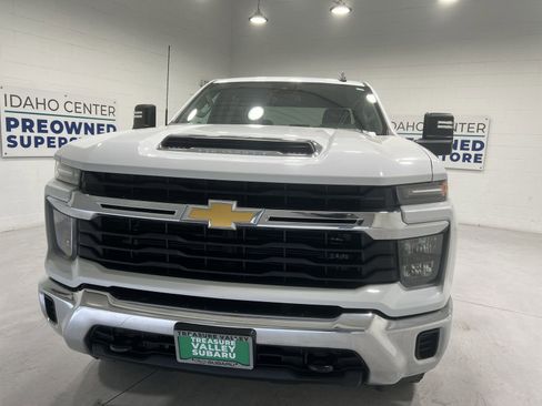 Used 2024 Chevrolet Silverado 2500 LT AWD/4WD image 3