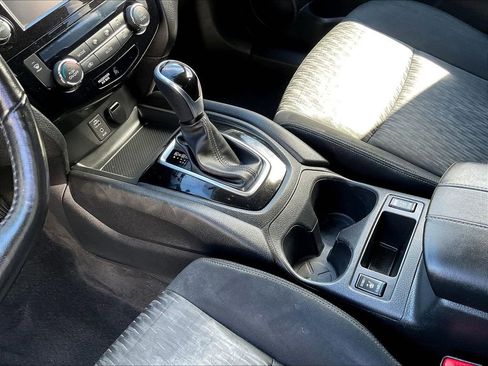 Used 2017 Nissan Rogue SV w/ SV Premium Package AWD/4WD image 18