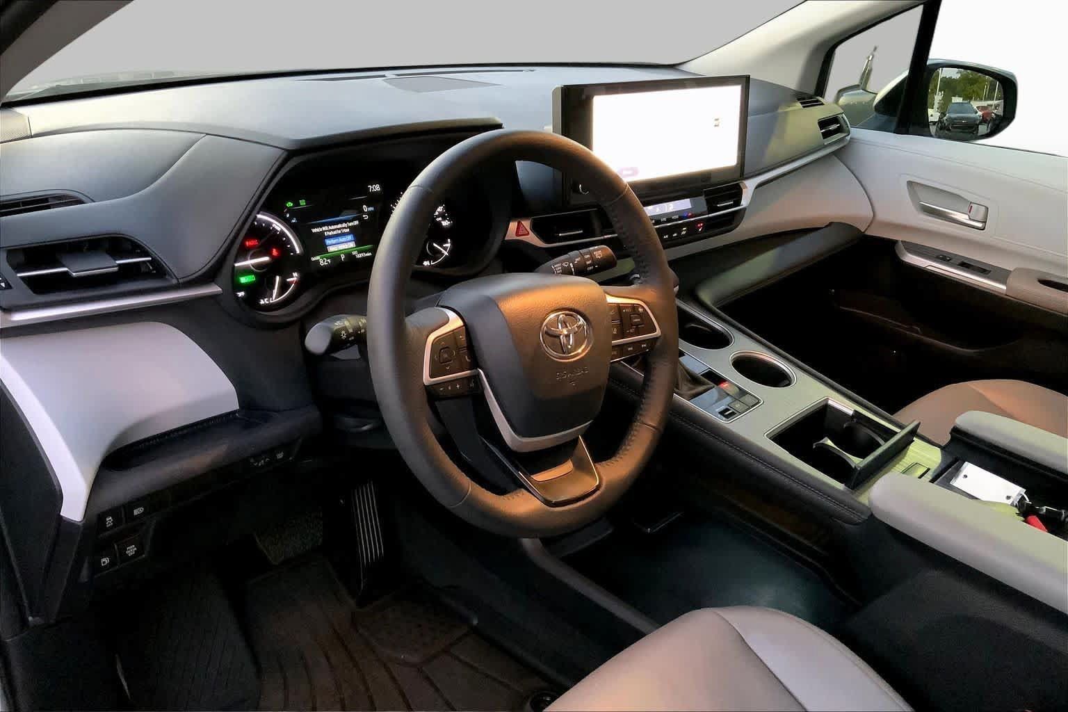 Used 2025 Toyota Sienna XLE FWD image 15