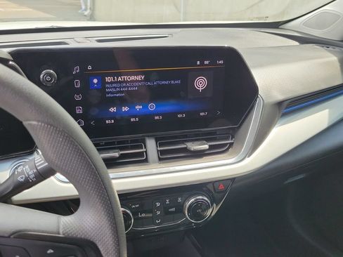 Used 2025 Chevrolet Trax LT FWD image 30