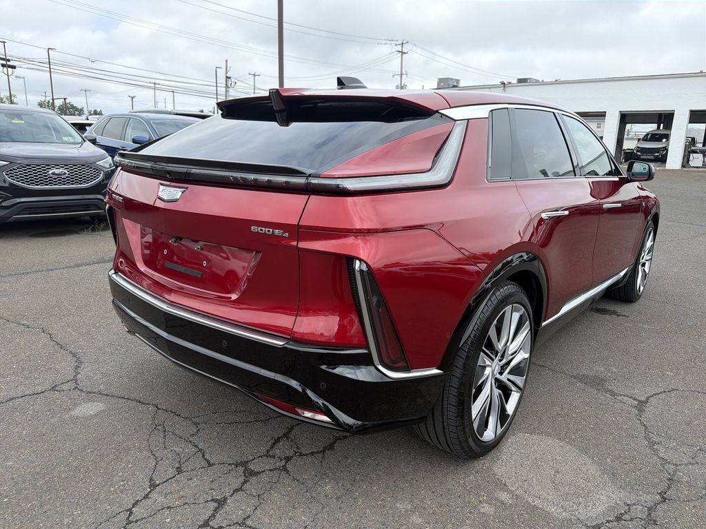 Used 2024 Cadillac Lyriq Luxury AWD/4WD image 7