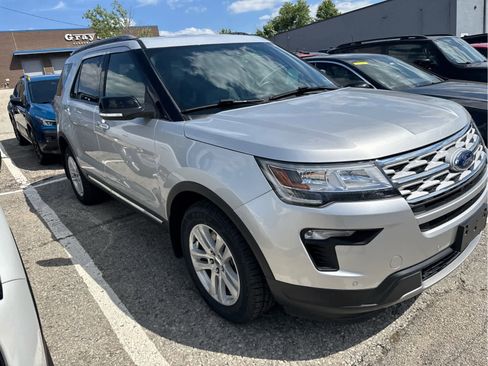 Used 2018 Ford Explorer XLT w/ Equipment Group 202A AWD/4WD image 3