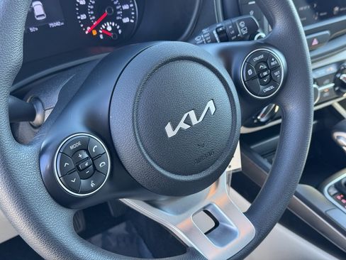Used 2022 Kia Soul LX image 16