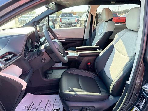 Certified 2025 Toyota Sienna Limited image 13