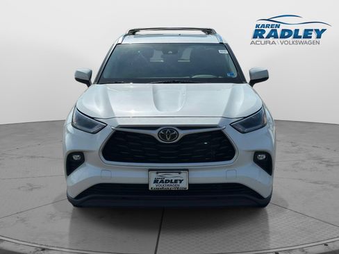 Used 2021 Toyota Highlander XLE AWD/4WD image 5