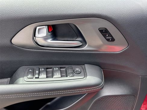 Used 2025 Chrysler Pacifica Select FWD image 17