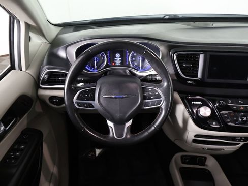 Used 2020 Chrysler Pacifica Touring-L FWD image 32