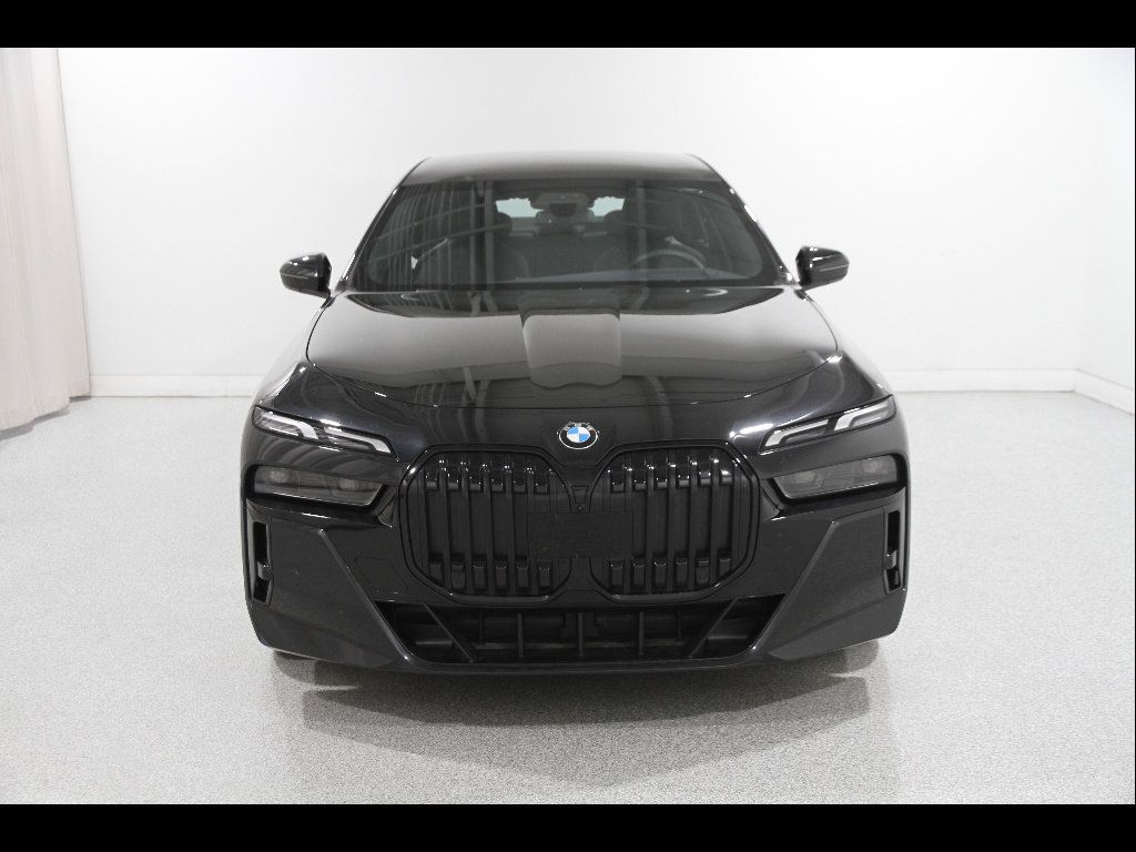 Used 2024 BMW 760i xDrive AWD/4WD image 2
