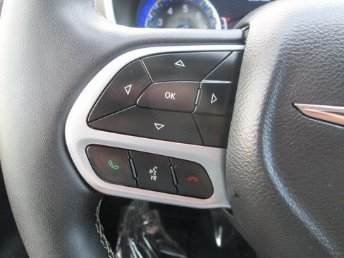 Used 2025 Chrysler Pacifica Select FWD image 20