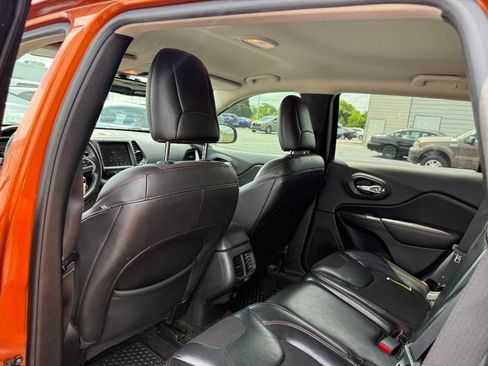 Used 2016 Jeep Cherokee Trailhawk w/ Cold Weather Group AWD/4WD image 8