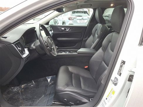 Used 2020 Volvo V60 T5 Cross Country image 14