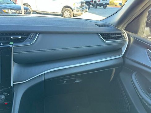 New 2025 Jeep Grand Cherokee Altitude image 16