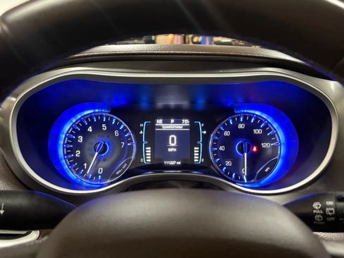 Used 2017 Chrysler Pacifica Touring-L w/ Tire & Wheel Group FWD image 14