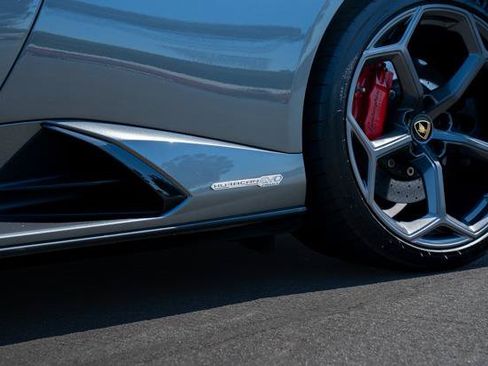 Used 2020 Lamborghini Huracan EVO RWD image 10