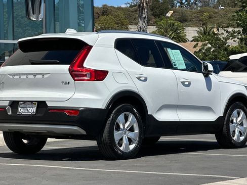 Used 2022 Volvo XC40 T5 Momentum image 3