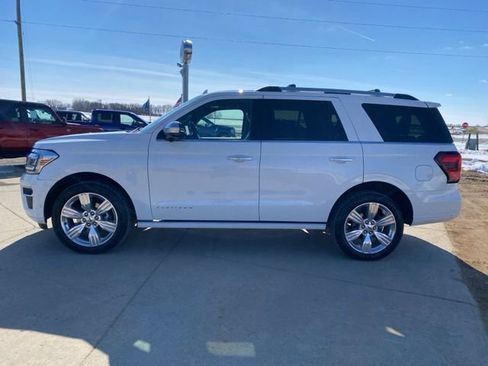Used 2024 Ford Expedition Platinum image 4