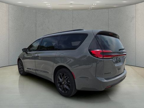 Used 2023 Chrysler Pacifica Touring-L w/ S Appearance Package AWD/4WD image 7
