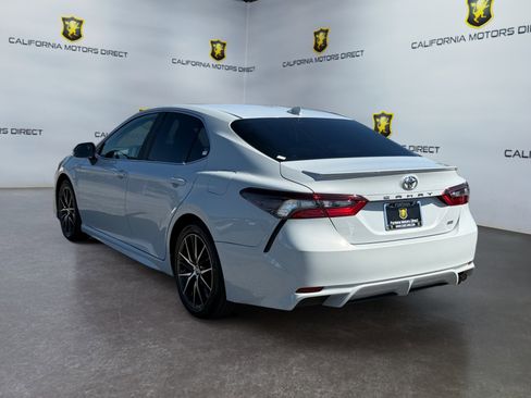 Used 2023 Toyota Camry SE image 3