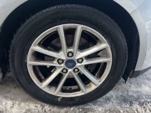 Used 2016 Ford Focus SE w/ SE Power Seat Package image 12