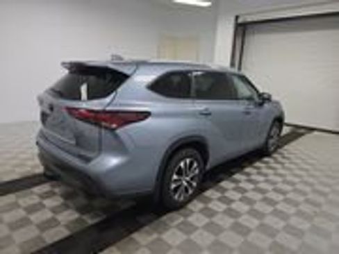 Used 2024 Toyota Highlander XLE image 6