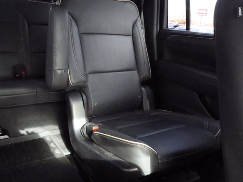 Used 2022 GMC Yukon XL SLT w/ SLT Luxury Package image 12