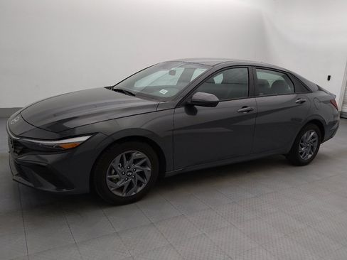 Used 2024 Hyundai Elantra SEL image 2