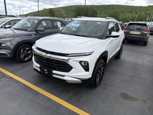 Used 2025 Chevrolet TrailBlazer LT AWD/4WD image 2