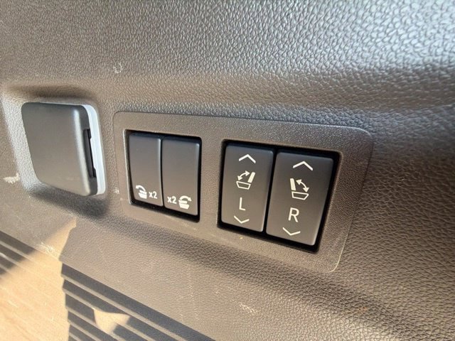 Used 2024 GMC Yukon XL SLT w/ SLT Premium Package AWD/4WD image 33