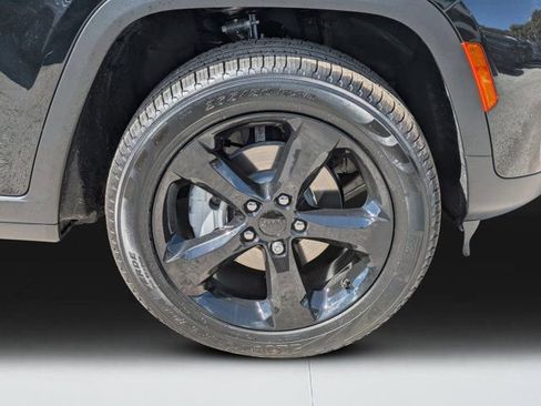 New 2025 Jeep Grand Cherokee Limited w/ Black Appearance Package image 9