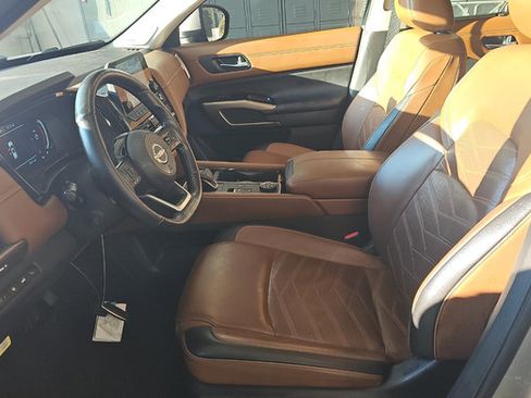 Used 2024 Nissan Pathfinder Platinum AWD/4WD image 3