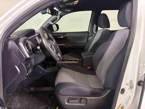 Used 2020 Toyota Tacoma TRD Off-Road w/ Technology Package image 16