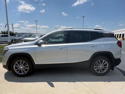 Used 2022 GMC Terrain SLT w/ Infotainment Package II FWD image 4