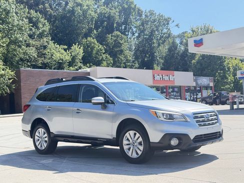 Used 2017 Subaru Outback 2.5i Premium AWD/4WD image 3
