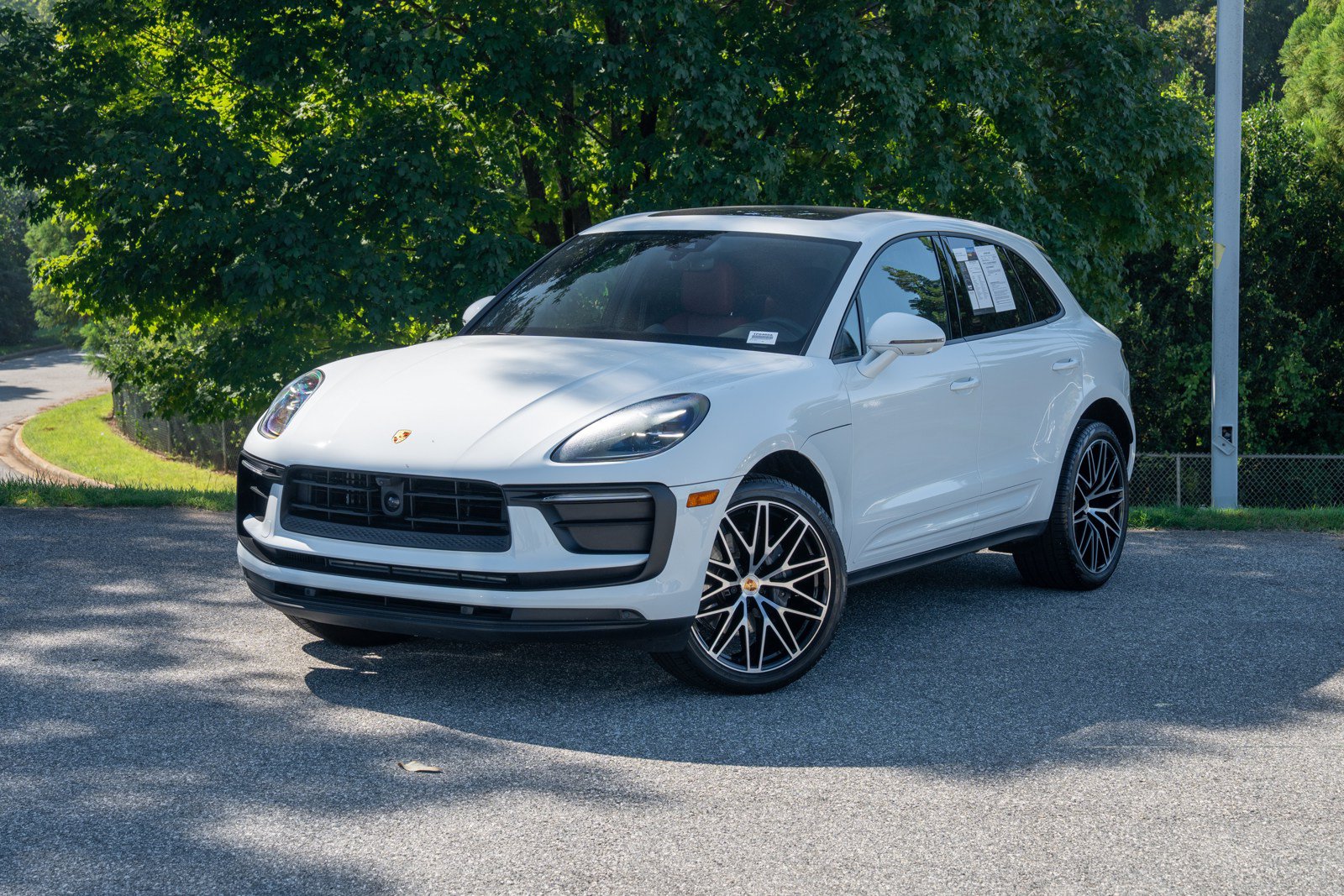 Certified 2026 Porsche Macan AWD/4WD image 1