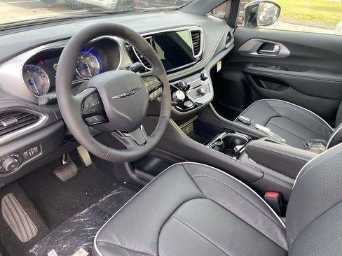 New 2026 Chrysler Pacifica Limited w/ S Appearance Package image 30