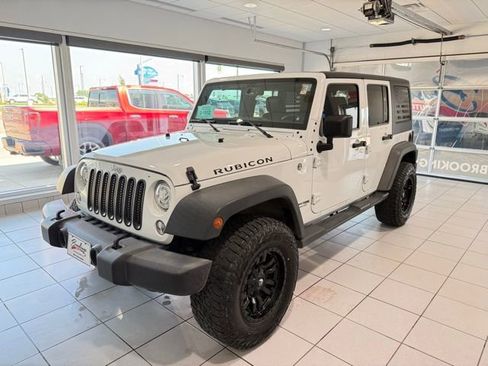 Used 2018 Jeep Wrangler Unlimited Rubicon w/ Connectivity Group image 4
