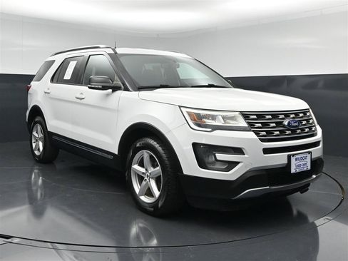 Used 2017 Ford Explorer XLT w/ Equipment Group 201A AWD/4WD image 3