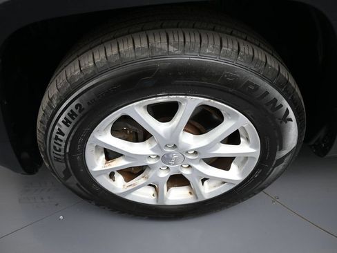 Used 2015 Jeep Cherokee Latitude AWD/4WD image 14