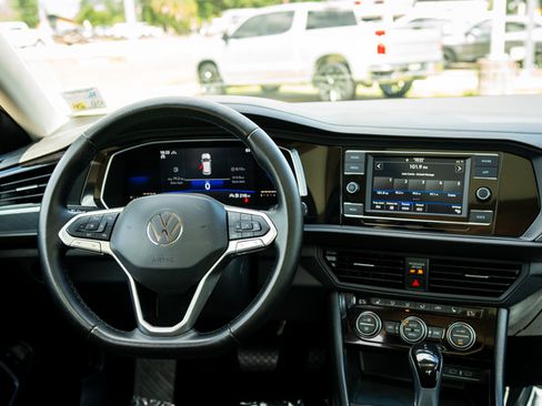 Used 2022 Volkswagen Jetta SE FWD image 6