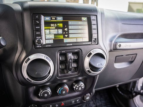 Used 2016 Jeep Wrangler Unlimited Sahara w/ Connectivity Group image 18