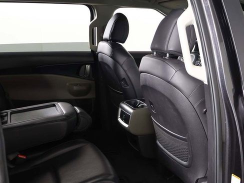 Used 2025 Kia Carnival FWD image 26