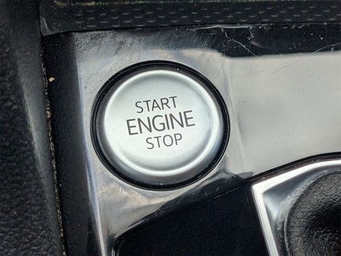 Used 2024 Volkswagen Taos SE image 32