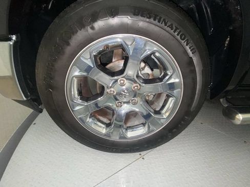 Used 2017 RAM 1500 Laramie RWD image 10